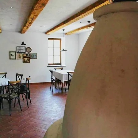 לינה וארוחת בוקר Basaltina Panzio 4*